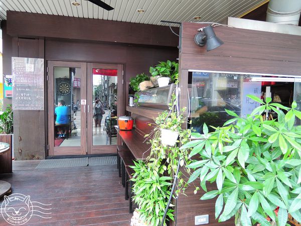 公海Gong High:【星羽愛美食-台中】平價美味早午餐,青醬麵包和炸物好好吃,漢堡肉排又厚又多汁~公海Gong High。