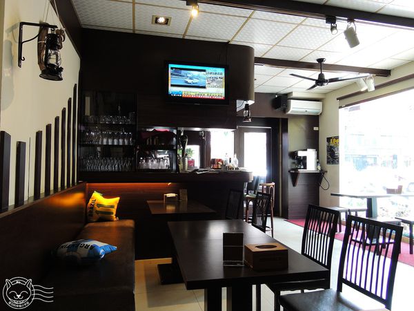 公海Gong High:【星羽愛美食-台中】平價美味早午餐,青醬麵包和炸物好好吃,漢堡肉排又厚又多汁~公海Gong High。