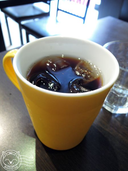 公海Gong High:【星羽愛美食-台中】平價美味早午餐,青醬麵包和炸物好好吃,漢堡肉排又厚又多汁~公海Gong High。