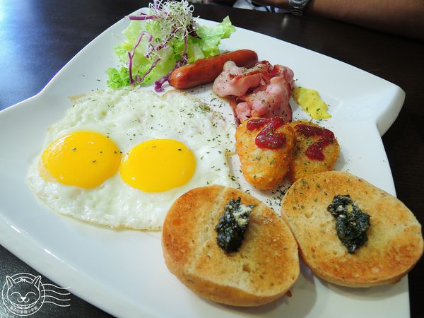 公海Gong High:【星羽愛美食-台中】平價美味早午餐,青醬麵包和炸物好好吃,漢堡肉排又厚又多汁~公海Gong High。