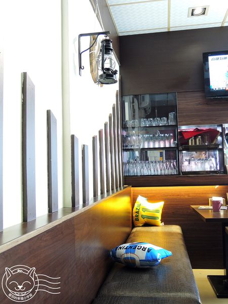 公海Gong High:【星羽愛美食-台中】平價美味早午餐,青醬麵包和炸物好好吃,漢堡肉排又厚又多汁~公海Gong High。