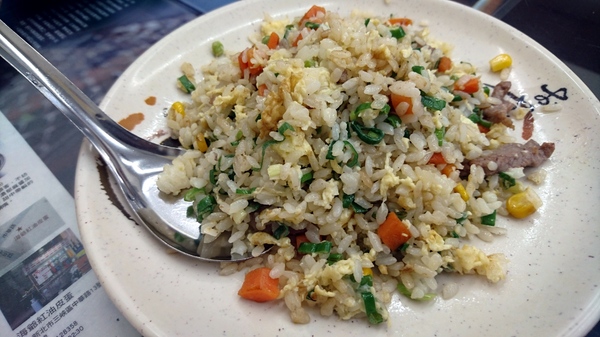 海爺四號乾麵店(秀朗店)：(胖樺食記)永和推薦必吃銅板美食「海爺四號乾麵店」，紅油皮蛋麵特別又好吃/高CP值/秀朗路/排隊店/捷運永安市場站