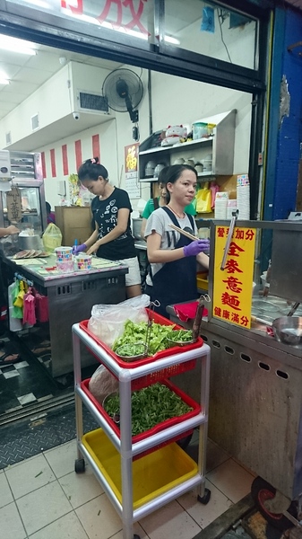海爺四號乾麵店(秀朗店)：(胖樺食記)永和推薦必吃銅板美食「海爺四號乾麵店」，紅油皮蛋麵特別又好吃/高CP值/秀朗路/排隊店/捷運永安市場站
