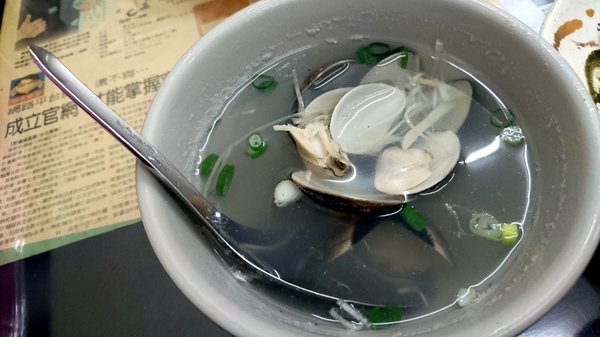 海爺四號乾麵店(秀朗店)：(胖樺食記)永和推薦必吃銅板美食「海爺四號乾麵店」，紅油皮蛋麵特別又好吃/高CP值/秀朗路/排隊店/捷運永安市場站