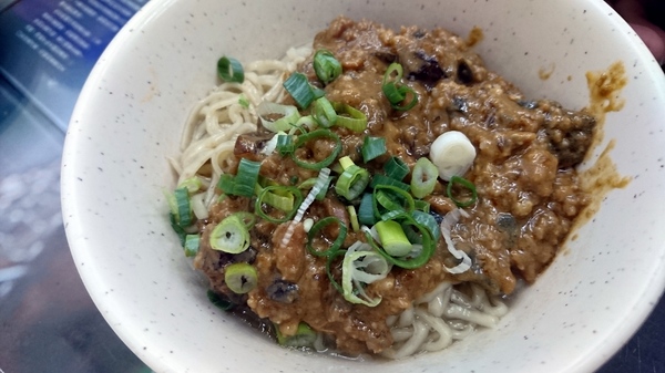 海爺四號乾麵店(秀朗店)：(胖樺食記)永和推薦必吃銅板美食「海爺四號乾麵店」，紅油皮蛋麵特別又好吃/高CP值/秀朗路/排隊店/捷運永安市場站