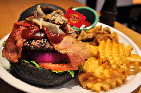 DACOZ!大口吃：【台南】DACOZ!大口吃．饗食天堂也賣漢堡？．桑尼瘦不了