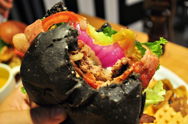 DACOZ!大口吃：【台南】DACOZ!大口吃．饗食天堂也賣漢堡？．桑尼瘦不了