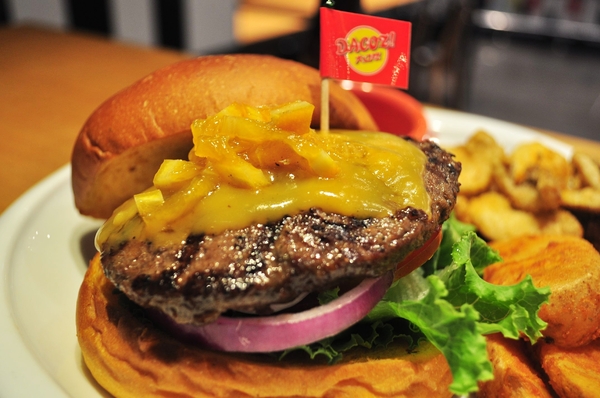 DACOZ!大口吃：【台南】DACOZ!大口吃．饗食天堂也賣漢堡？．桑尼瘦不了