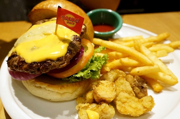 DACOZ!大口吃:台南【DACOZ!大口吃】饗食天堂全新美式品牌 美式漢堡 台南火車站美食推薦 focus美食餐廳