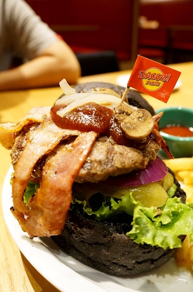 DACOZ!大口吃:台南【DACOZ!大口吃】饗食天堂全新美式品牌 美式漢堡 台南火車站美食推薦 focus美食餐廳