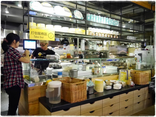 2F Lite 貳拂咖啡:【內湖】2F Lite 貳拂咖啡,都會「輕」風格概念餐廳,義麵/晨餐/排餐/三明治/可頌脆餅/咖啡/手做氣泡水