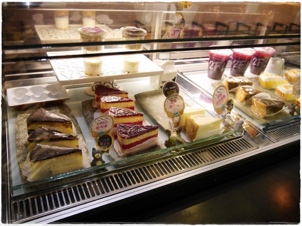 2F Lite 貳拂咖啡:【內湖】2F Lite 貳拂咖啡,都會「輕」風格概念餐廳,義麵/晨餐/排餐/三明治/可頌脆餅/咖啡/手做氣泡水