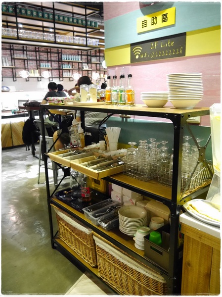 2F Lite 貳拂咖啡:【內湖】2F Lite 貳拂咖啡,都會「輕」風格概念餐廳,義麵/晨餐/排餐/三明治/可頌脆餅/咖啡/手做氣泡水