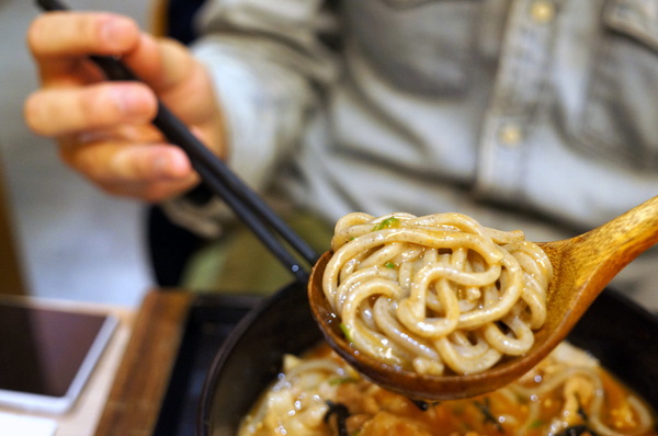 玄麻蕎麥處:(胖樺食記)台北東區216巷「玄麻蕎麥處」。美味的蕎麥麵佐以濃郁的湯頭及扎實的配料(內含完整菜單)。