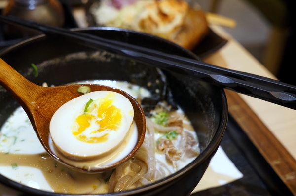 玄麻蕎麥處:(胖樺食記)台北東區216巷「玄麻蕎麥處」。美味的蕎麥麵佐以濃郁的湯頭及扎實的配料(內含完整菜單)。