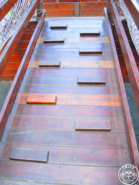 中山國小:作伙來企投【宜蘭・中山國小】四座溜滑梯讓小朋友玩瘋了