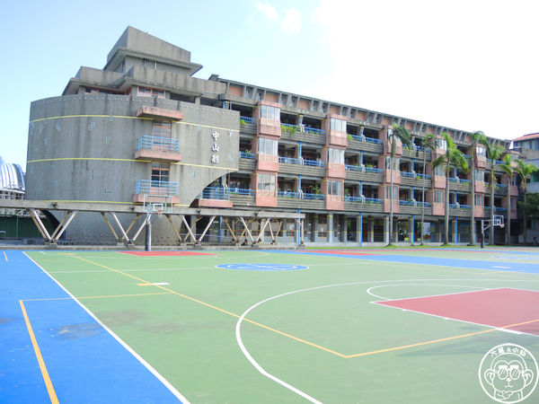 中山國小:作伙來企投【宜蘭・中山國小】四座溜滑梯讓小朋友玩瘋了