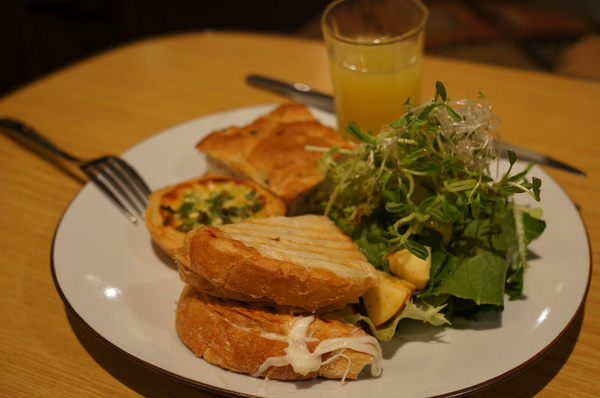 貳房苑 Livingreen:(胖樺食記)台北市大安區貳房苑 Livingreen。充滿藝術氣息的特色店家提供手工甜點及主餐。