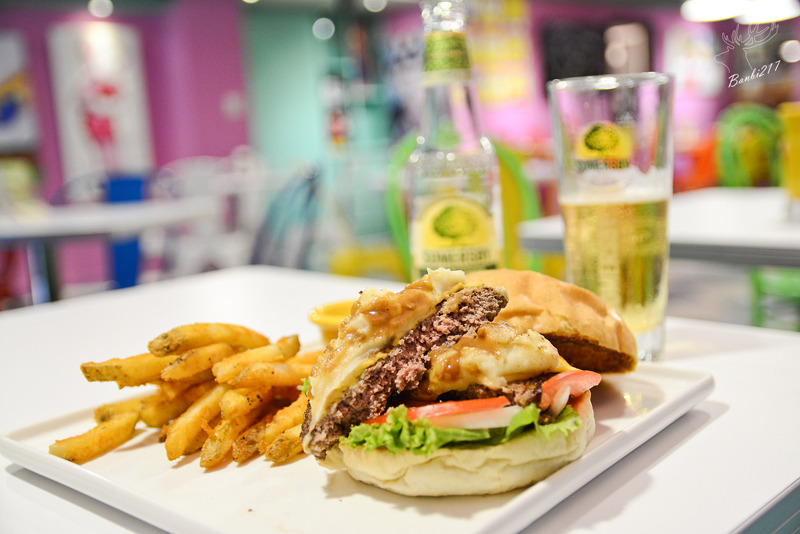 [世足賽球賽轉播運動餐廳]台北大安區.Fantasy Diner 潮流美式餐廳,美式漢堡、早午餐、帕里尼、義大利麵、燉飯、啤酒(捷運台電大樓站):Banbi217 美食旅遊