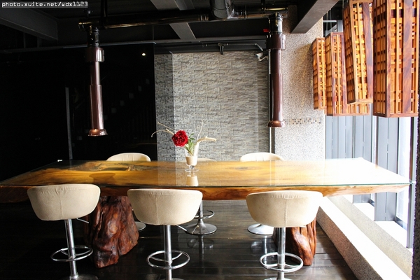 羊角 日式炭火燒肉(大墩旗艦店)：羊角BAR 炭燒和牛專門✪頂極肉品、專人服務、美味饗宴~103.07.07