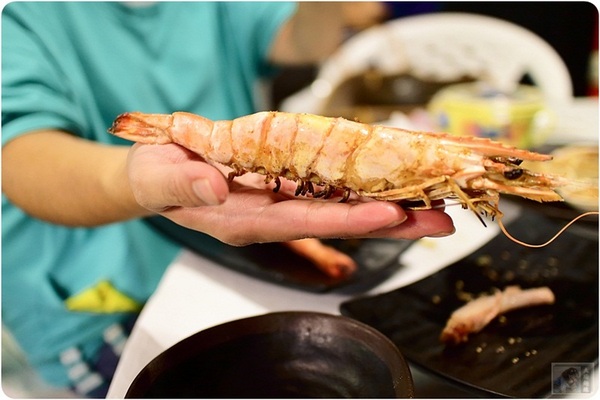 那兩蚵烤鮮蚵：台中美食-那兩蚵烤鮮蚵-看夜景配美食-產地直送東石鮮蚵