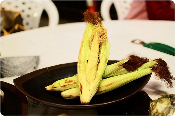 那兩蚵烤鮮蚵：台中美食-那兩蚵烤鮮蚵-看夜景配美食-產地直送東石鮮蚵