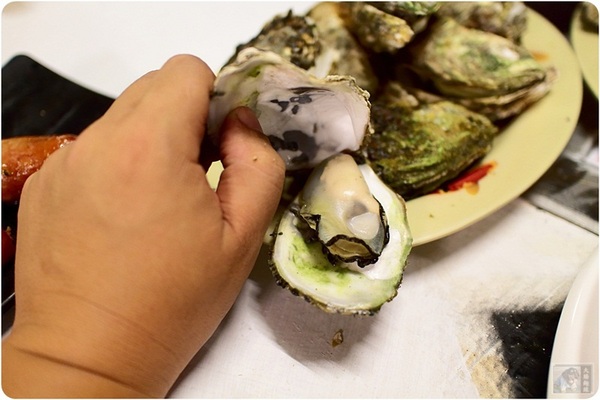 那兩蚵烤鮮蚵：台中美食-那兩蚵烤鮮蚵-看夜景配美食-產地直送東石鮮蚵