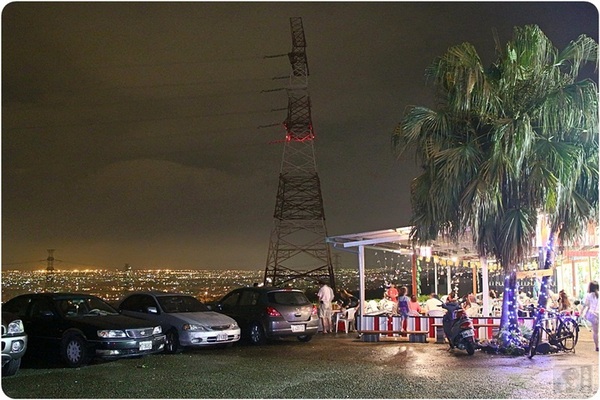 那兩蚵烤鮮蚵：台中美食-那兩蚵烤鮮蚵-看夜景配美食-產地直送東石鮮蚵