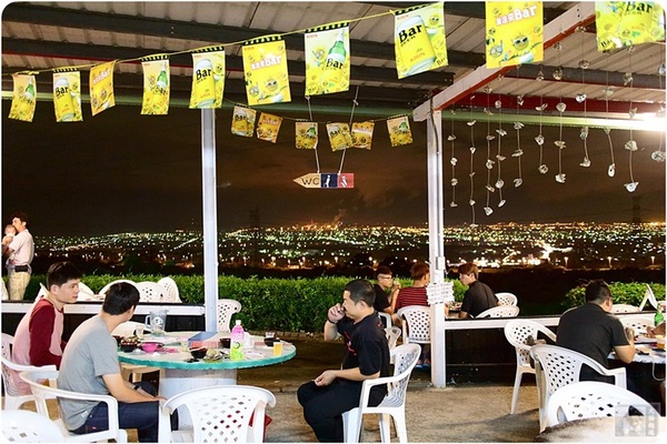 那兩蚵烤鮮蚵：台中美食-那兩蚵烤鮮蚵-看夜景配美食-產地直送東石鮮蚵