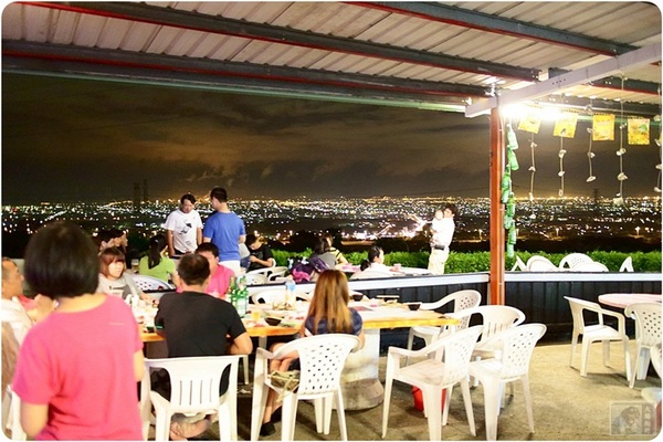 那兩蚵烤鮮蚵：台中美食-那兩蚵烤鮮蚵-看夜景配美食-產地直送東石鮮蚵