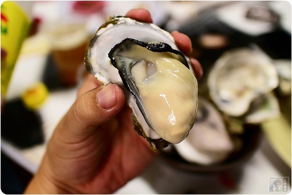 那兩蚵烤鮮蚵：台中美食-那兩蚵烤鮮蚵-看夜景配美食-產地直送東石鮮蚵