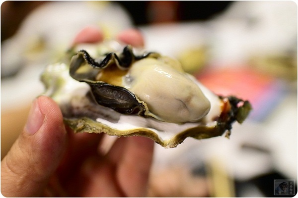 那兩蚵烤鮮蚵：台中美食-那兩蚵烤鮮蚵-看夜景配美食-產地直送東石鮮蚵