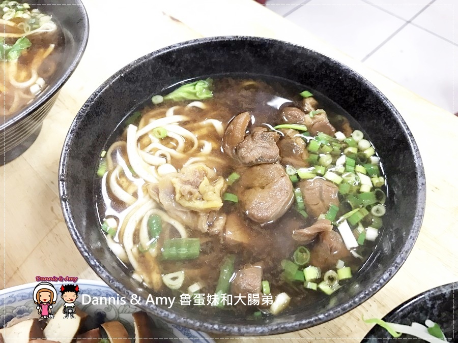 20161015《湖口牛肉麵店》中山牛肉麵。滷味。水餃 湖口工業區附近營區旁的排隊店︱影片 (17).jpg