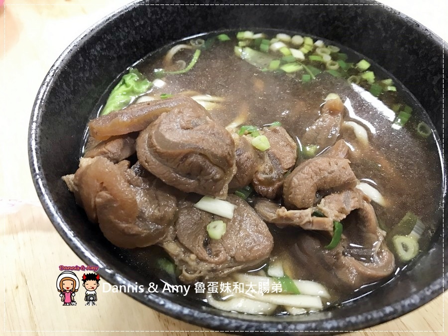 20161015《湖口牛肉麵店》中山牛肉麵。滷味。水餃 湖口工業區附近營區旁的排隊店︱影片 (18).jpg