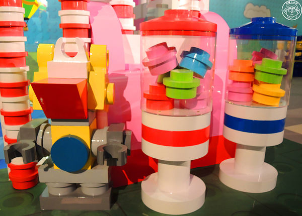 Fun大吧！積木村。走進積木的甜蜜世界–巨型積木展(台北場)：期間限定【103.06/20-103.9/14台北･Fun大吧！積木村】一起成為樂高積木村民吧