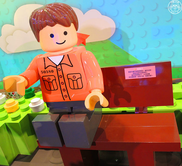 Fun大吧！積木村。走進積木的甜蜜世界–巨型積木展(台北場)：期間限定【103.06/20-103.9/14台北･Fun大吧！積木村】一起成為樂高積木村民吧