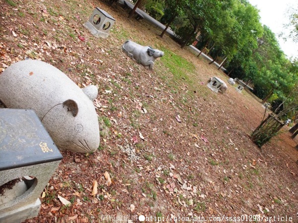 天鵝湖環保水上公園:【旅行遊記。台南新營區】天鵝湖公園。煥然一新的湖邊景緻 環保水上公園散策