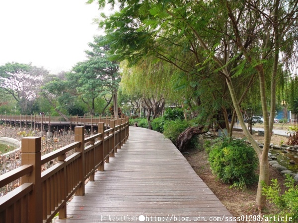 天鵝湖環保水上公園:【旅行遊記。台南新營區】天鵝湖公園。煥然一新的湖邊景緻 環保水上公園散策