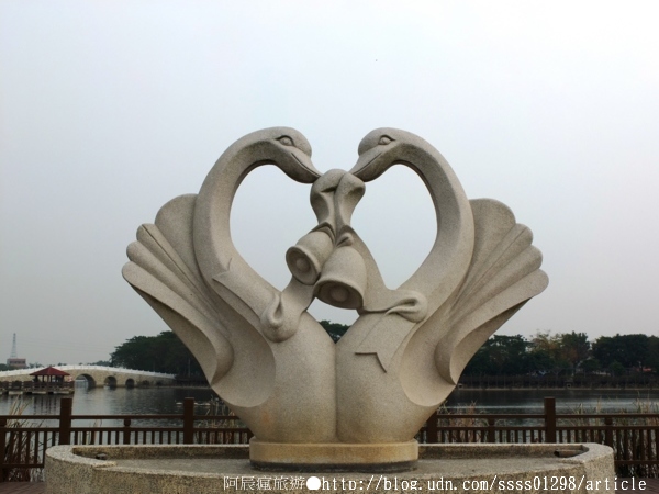 天鵝湖環保水上公園:【旅行遊記。台南新營區】天鵝湖公園。煥然一新的湖邊景緻 環保水上公園散策
