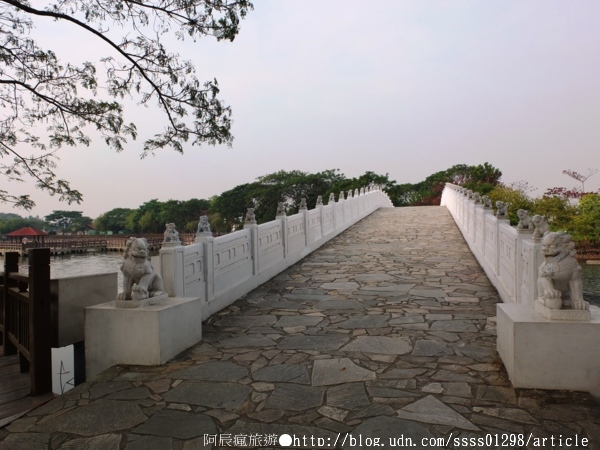 天鵝湖環保水上公園:【旅行遊記。台南新營區】天鵝湖公園。煥然一新的湖邊景緻 環保水上公園散策