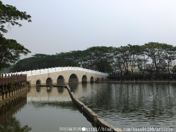 天鵝湖環保水上公園:【旅行遊記。台南新營區】天鵝湖公園。煥然一新的湖邊景緻 環保水上公園散策