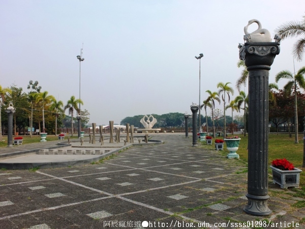天鵝湖環保水上公園:【旅行遊記。台南新營區】天鵝湖公園。煥然一新的湖邊景緻 環保水上公園散策