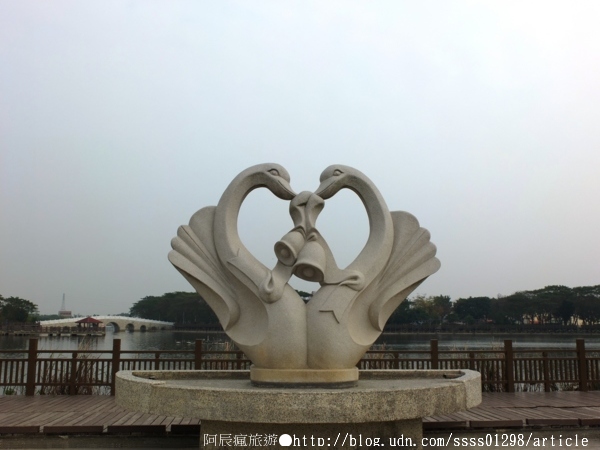 天鵝湖環保水上公園:【旅行遊記。台南新營區】天鵝湖公園。煥然一新的湖邊景緻 環保水上公園散策