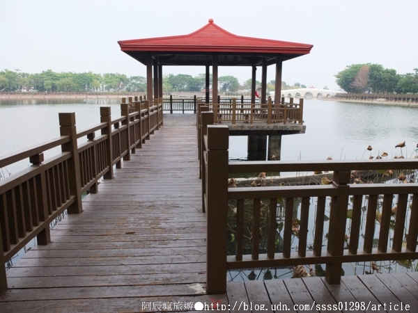 天鵝湖環保水上公園:【旅行遊記。台南新營區】天鵝湖公園。煥然一新的湖邊景緻 環保水上公園散策