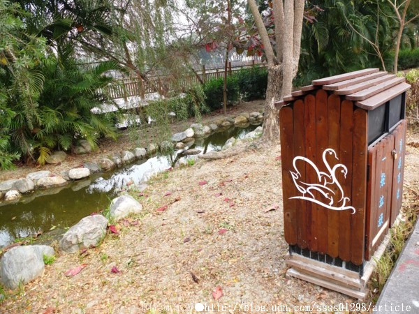 天鵝湖環保水上公園:【旅行遊記。台南新營區】天鵝湖公園。煥然一新的湖邊景緻 環保水上公園散策