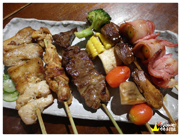 老時光燒肉酒肴：花蓮市｜樂活小日子_適合小酌杯的氣氛佳CP質高居酒屋『老時光居酒屋』 日式料理 日本清酒 串燒 啤酒 喝酒 美食 餐廳 推薦