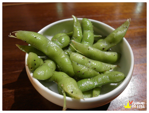 老時光燒肉酒肴：花蓮市｜樂活小日子_適合小酌杯的氣氛佳CP質高居酒屋『老時光居酒屋』 日式料理 日本清酒 串燒 啤酒 喝酒 美食 餐廳 推薦
