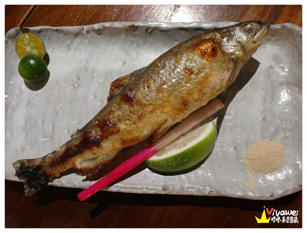 老時光燒肉酒肴：花蓮市｜樂活小日子_適合小酌杯的氣氛佳CP質高居酒屋『老時光居酒屋』 日式料理 日本清酒 串燒 啤酒 喝酒 美食 餐廳 推薦