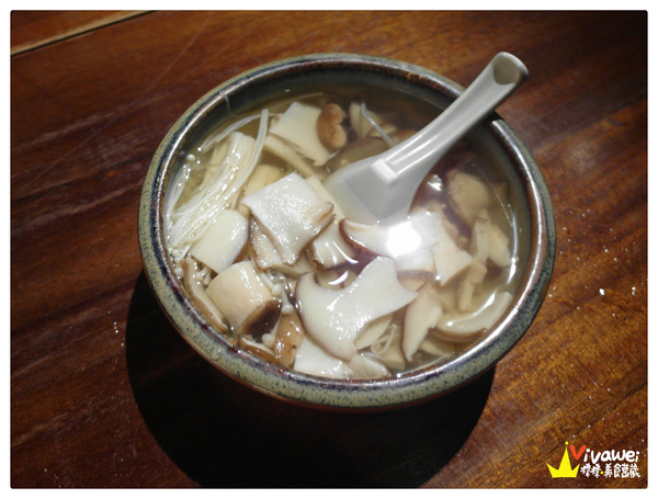 老時光燒肉酒肴：花蓮市｜樂活小日子_適合小酌杯的氣氛佳CP質高居酒屋『老時光居酒屋』 日式料理 日本清酒 串燒 啤酒 喝酒 美食 餐廳 推薦