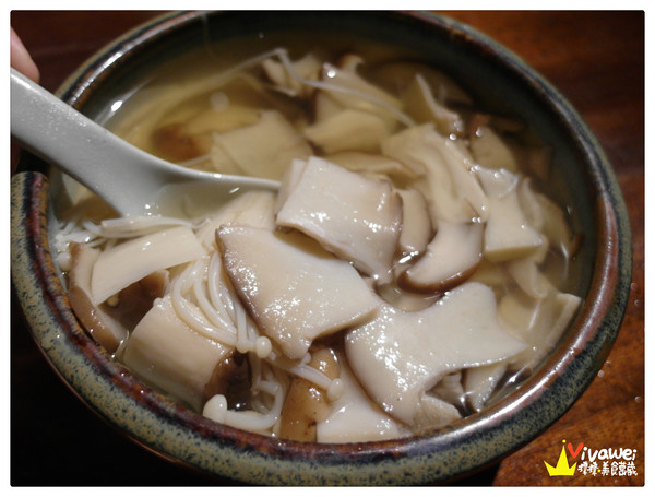 老時光燒肉酒肴：花蓮市｜樂活小日子_適合小酌杯的氣氛佳CP質高居酒屋『老時光居酒屋』 日式料理 日本清酒 串燒 啤酒 喝酒 美食 餐廳 推薦